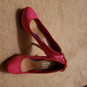 Heals - slightly worn.  Comes without a box